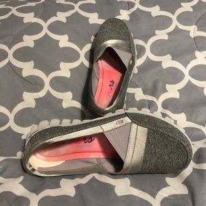 Sketchers Women’s Comfort Foam Gray Slip-Ons (10)